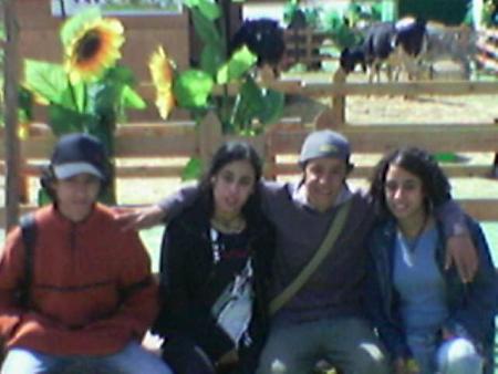 moi ,ma soeurette ,simo notre ami et son ami tawfi9 ou farou9 je me rapelle po bien lol